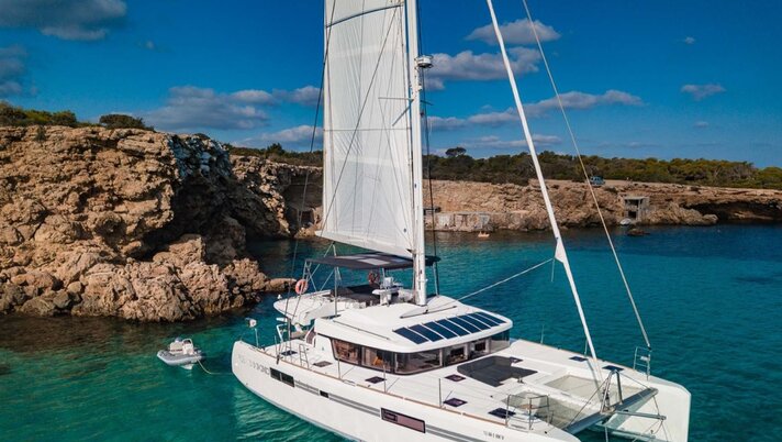 Lagoon 52